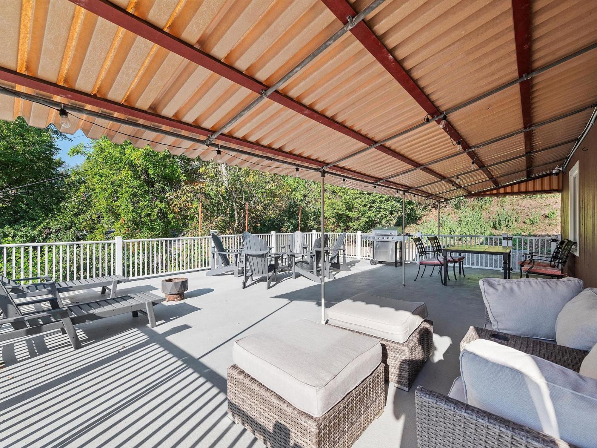 Stylish And Bright 3bd Home, Amazing Deck, Game Room, Free Parking Сasa de vacaciones